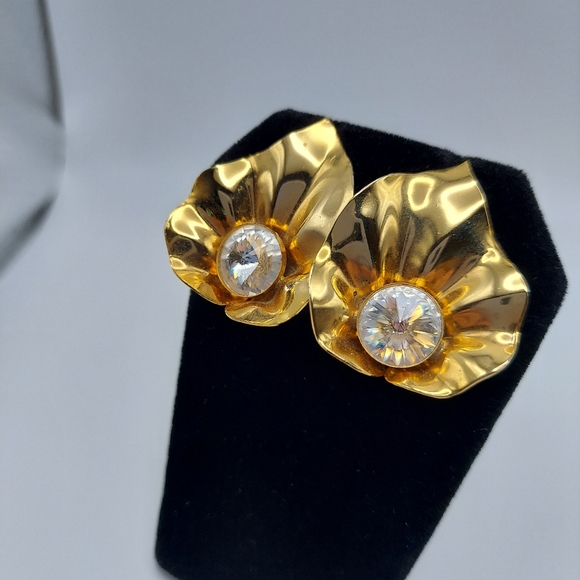 Vintage Large Goldtone Flower w/Crystal Center. - Picture 4 of 11